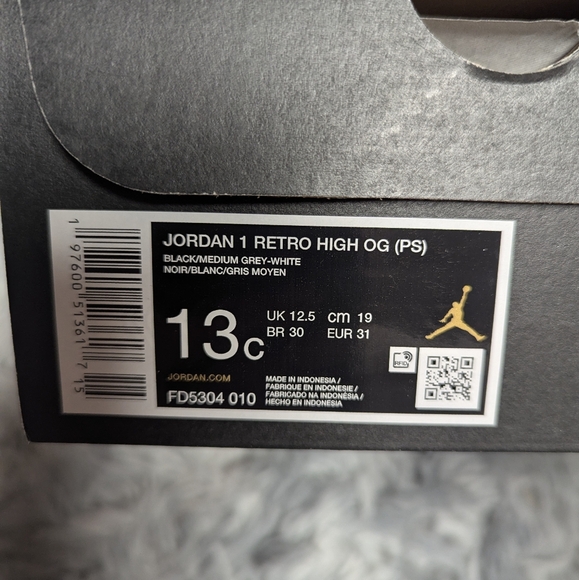 Nike Silver and Black Sneakers with Metallic Overlays - Picture 2 of 4